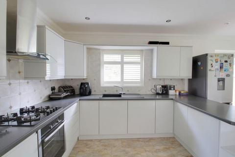 5 bedroom detached house to rent, The Drive, South Wallington