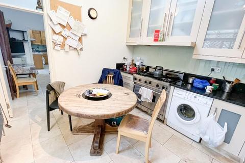 2 bedroom flat for sale, West Hampstead, London NW6