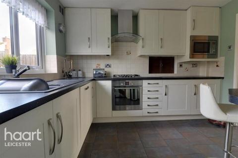 4 bedroom detached house to rent, Bell Close, Leicester