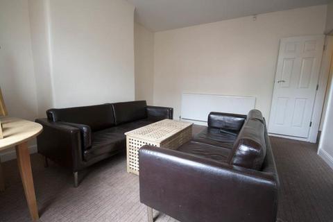 3 bedroom terraced house to rent - Royal Park Avenue, Hyde Park, Leeds LS6 1EZ