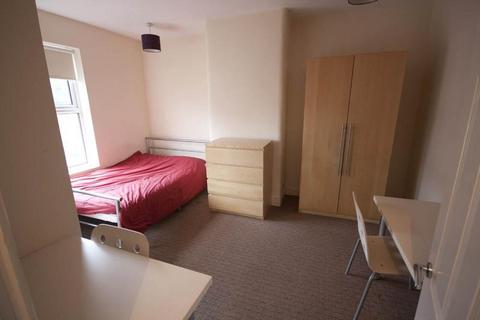 3 bedroom terraced house to rent, Royal Park Avenue, Hyde Park, Leeds LS6 1EZ