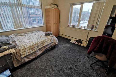 4 bedroom terraced house to rent, Brudenell Road, Hyde Park, Leeds, LS6 1EG