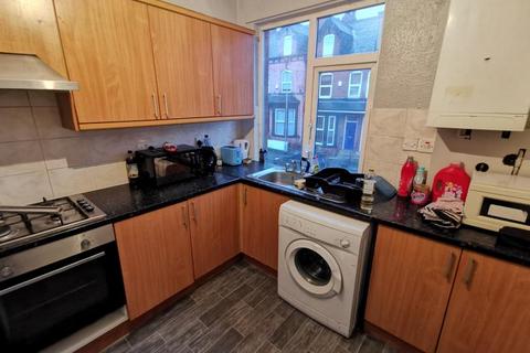 4 bedroom terraced house to rent, Brudenell Road, Hyde Park, Leeds, LS6 1EG