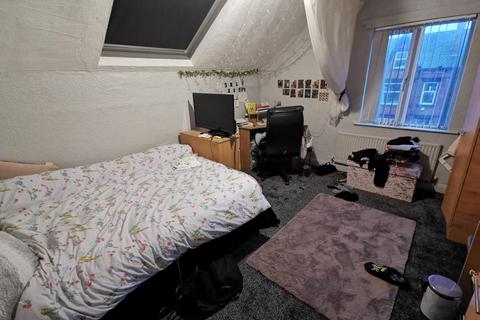 3 bedroom terraced house to rent, Brudenell Road, Hyde Park, Leeds, LS6 1EG