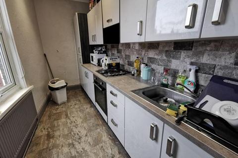 4 bedroom terraced house to rent, Thornville Road, Hyde Park, Leeds LS6 1JY