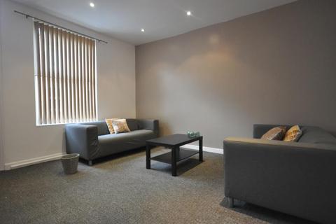 3 bedroom terraced house to rent - Harold View, Hyde Park, Leeds, LS6 1PP