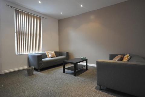 3 bedroom terraced house to rent, Harold View, Hyde Park, Leeds, LS6 1PP