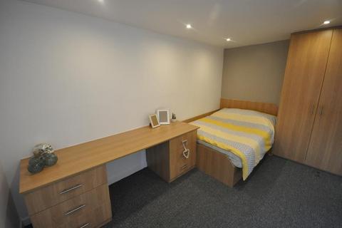 3 bedroom terraced house to rent, Harold View, Hyde Park, Leeds, LS6 1PP