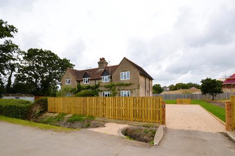 3 bedroom semi-detached house to rent, Newlands Lane, Chichester, PO19