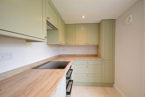 3 bedroom semi-detached house to rent, Newlands Lane, Chichester, PO19