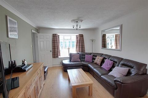 3 bedroom terraced house to rent, Wiltshire Drive, Trowbridge