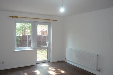 2 bedroom flat to rent, Nene Gardens, Feltham