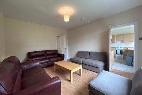4 bedroom semi-detached house to rent, Queenshaugh Drive, Riverside FK8
