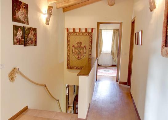 Castle with annex, swimming pool and panoramic vie