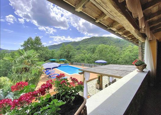 Castle with annex, swimming pool and panoramic vie