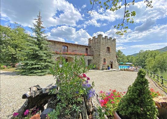 Castle with annex, swimming pool and panoramic vie