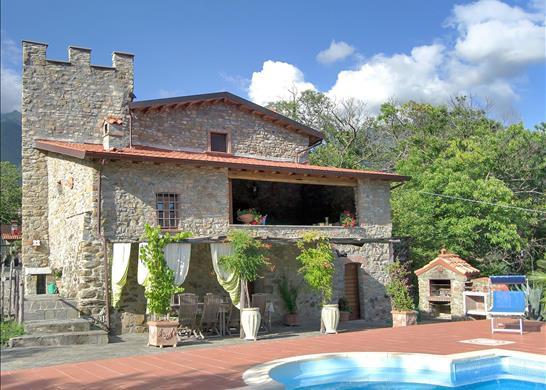 Castle with annex, swimming pool and panoramic vie