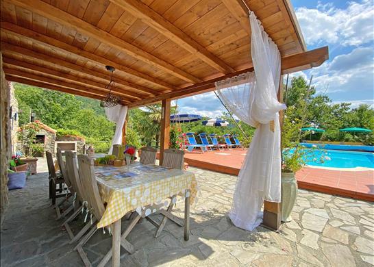 Castle with annex, swimming pool and panoramic vie