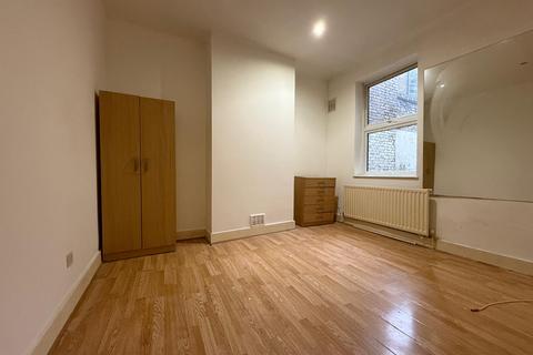 3 bedroom flat to rent, Herbert Road, Woolwich, SE18