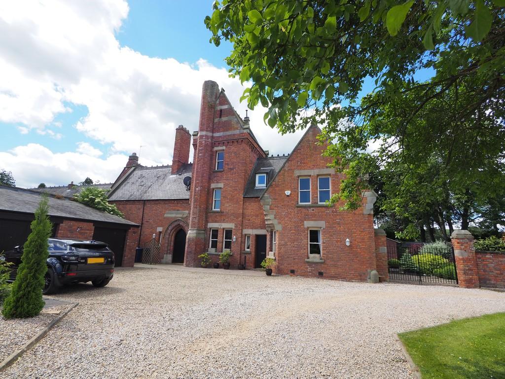pease court, hutton lane 5 bed link detached house - £600,000