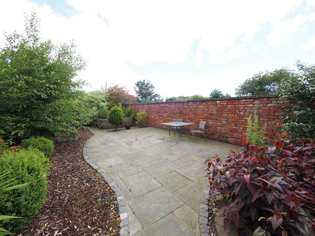 pease court, hutton lane 5 bed link detached house - £600,000