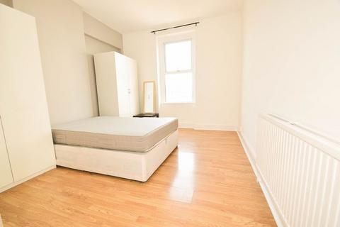 2 bedroom apartment to rent, High Street, London SW19