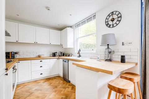 2 bedroom flat for sale - Whittingstall Road, Fulham, London