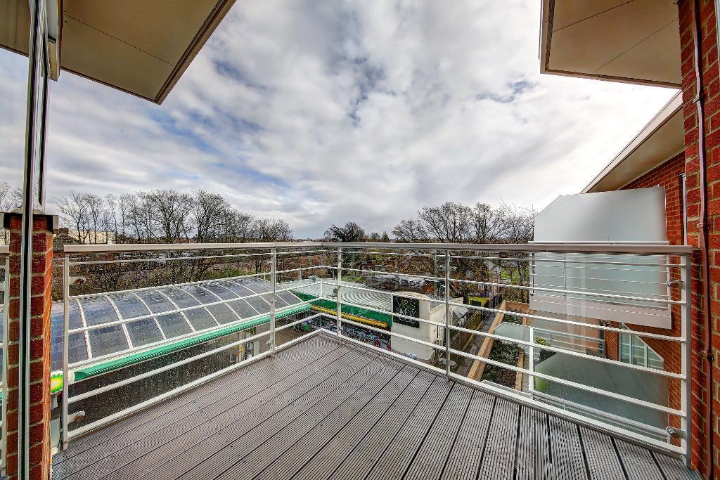 Kingston Road, Wimbledon Chase, SW20 8BU 2 bed flat £1,800 pcm (£415 pw)