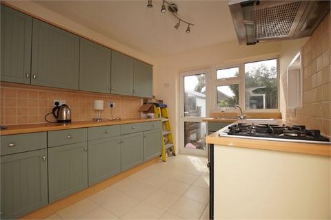 2 bedroom semi-detached bungalow to rent, Dering Crescent, Leigh-on-Sea, SS9