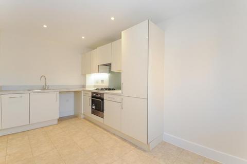3 bedroom semi-detached house to rent, Lakeland Drive,  Aylesbury,  HP18