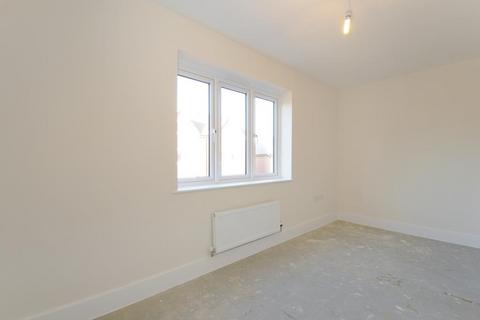 3 bedroom semi-detached house to rent, Lakeland Drive,  Aylesbury,  HP18