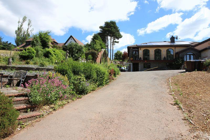 Birchall Lane, Leek, Staffordshire, ST13 5RA 3 bed semidetached house