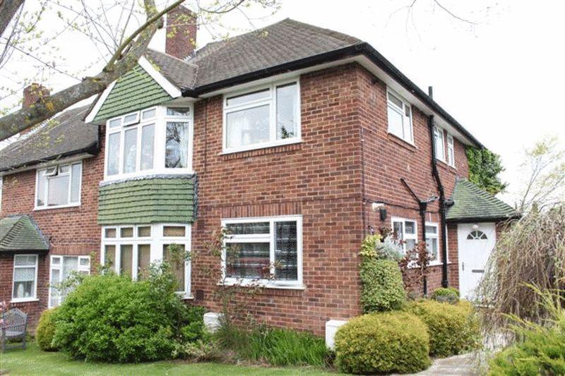 Sterling Avenue, EDGWARE, Middlesex, HA8 8BP 2 bed flat £1,352 pcm (£