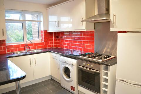 2 bedroom flat to rent, Green Lane, Chessington, Surrey, KT9