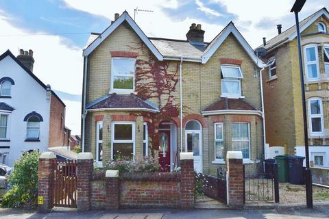 2 bedroom semi-detached house to rent, Park Road, Cowes