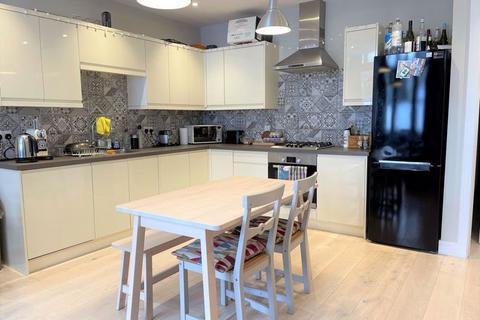 3 bedroom flat to rent, Bedford Hill, Balham, SW12 9HR