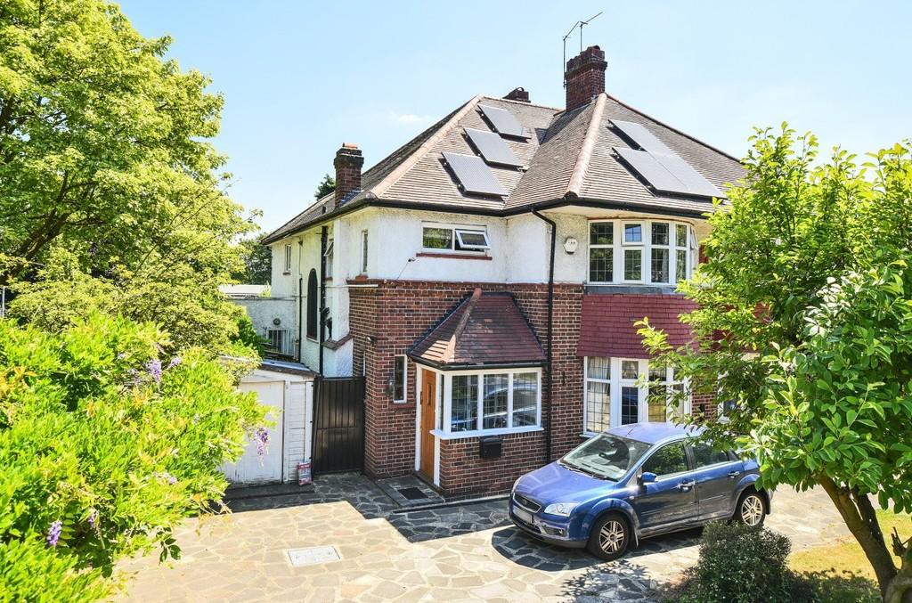 Avery Hill Road, London SE9 3 bed semidetached house £650,000