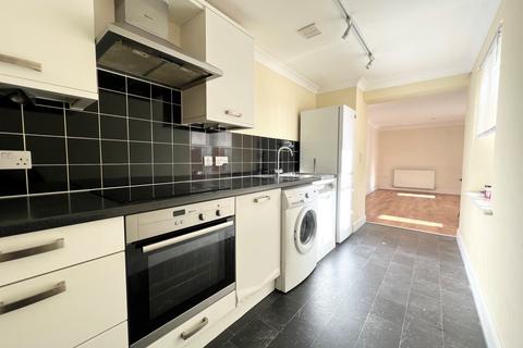 2 bedroom apartment to rent, Green Lanes, Palmers Green, N13