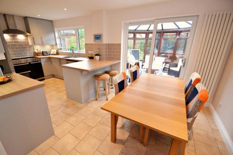 4 bedroom detached house to rent, Broadstone