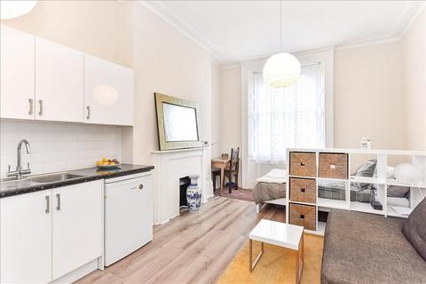 Studio to rent, Regent Square, Bloomsbury, WC1H