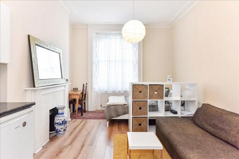 Studio to rent, Regent Square, Bloomsbury, WC1H