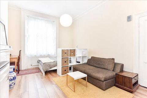 Studio to rent, Regent Square, Bloomsbury, WC1H