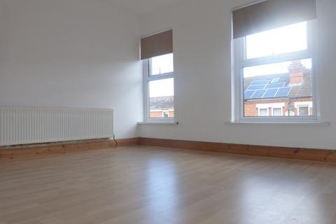 3 bedroom end of terrace house to rent, Rogers Hill, Worcester