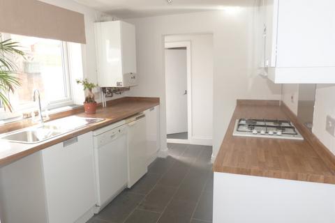 3 bedroom end of terrace house to rent, Rogers Hill, Worcester