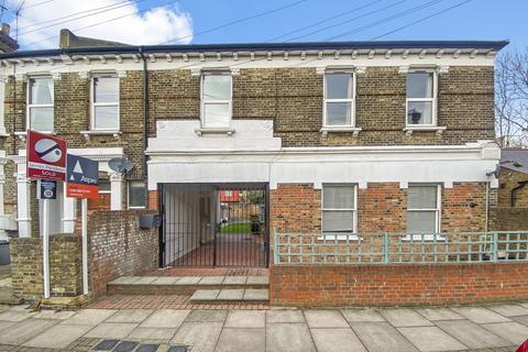 3 bedroom flat to rent, Kenilford Road, Balham