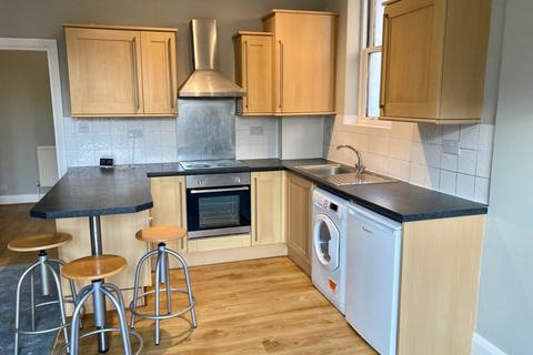 1 bedroom flat to rent, Station Road, Redhill