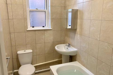 1 bedroom flat to rent, Station Road, Redhill