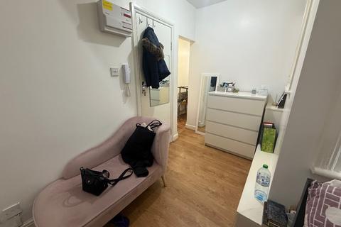 Studio to rent, Finchley Road, NW3