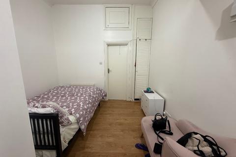 Studio to rent, Finchley Road, NW3