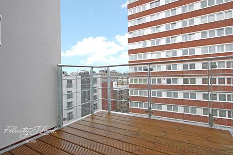 Studio to rent, Hamlets Way, London